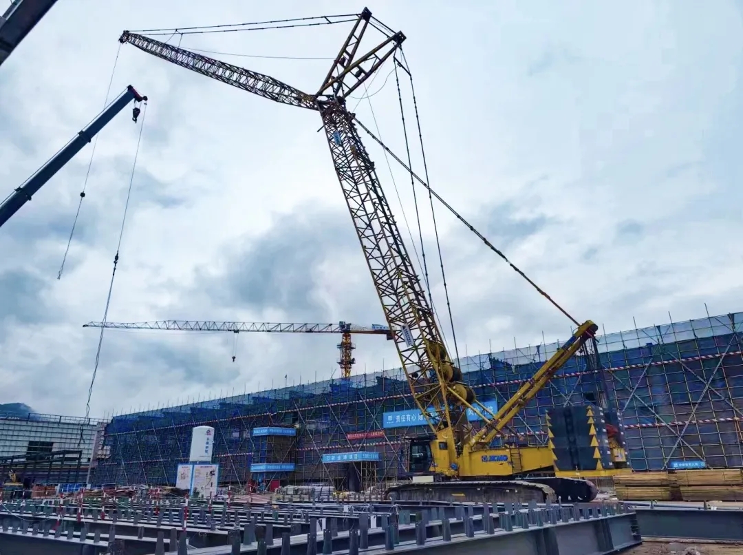 “鋼”鐵的意志！徐工XGC320履帶起重機參建大跨度鋼結構工業(yè)廠房