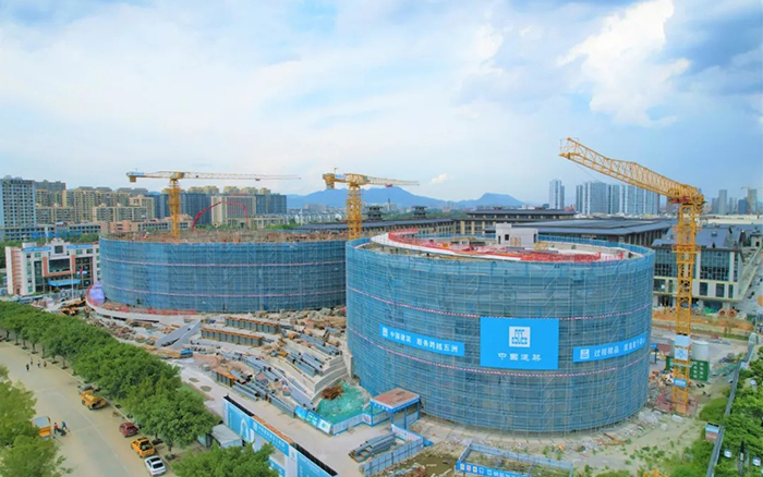 逐浪揚帆，徐工塔機吊起蒼南大劇院“鋼鐵脊梁”